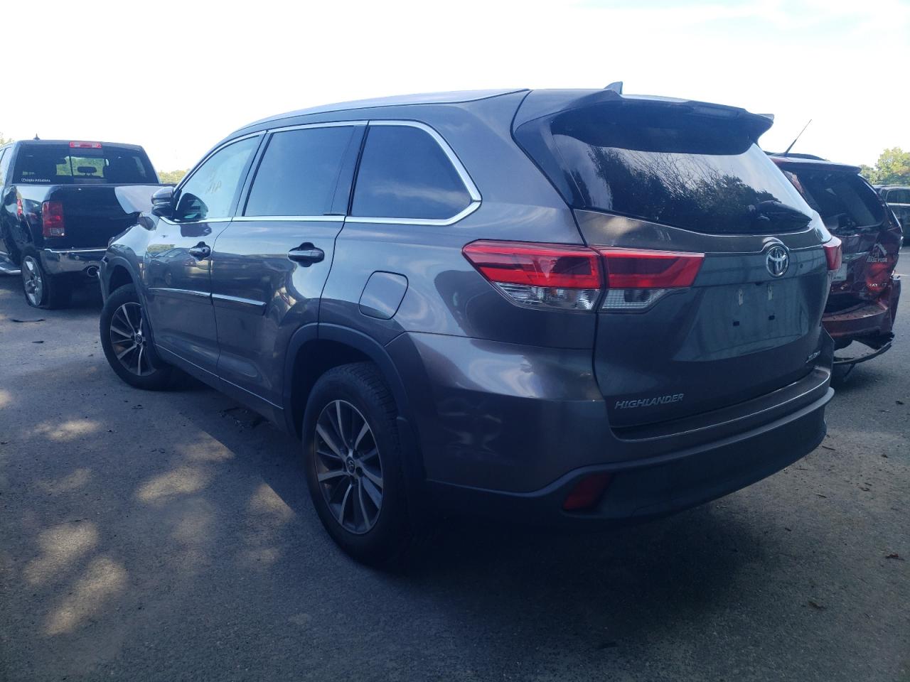 Photo 2 VIN: 5TDJZRFH3JS901549 - TOYOTA HIGHLANDER 