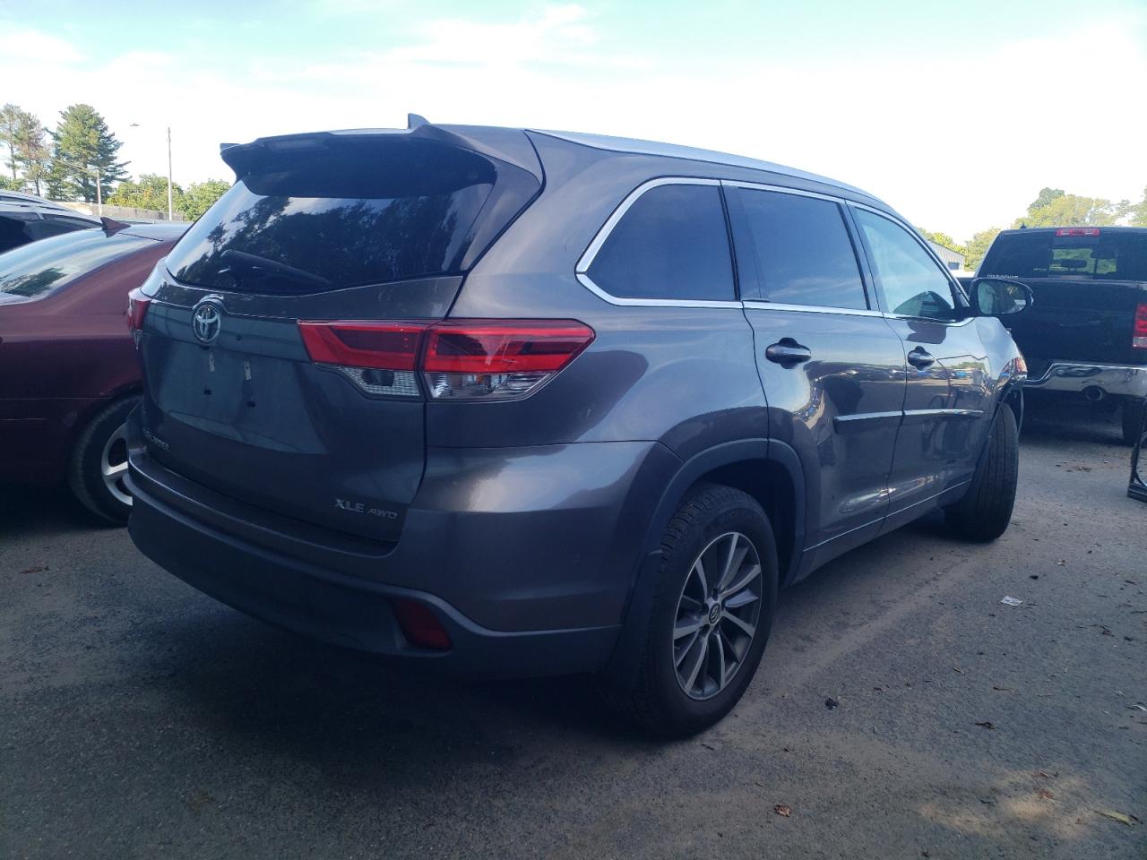 Photo 3 VIN: 5TDJZRFH3JS901549 - TOYOTA HIGHLANDER 