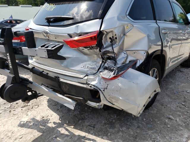 Photo 8 VIN: 5TDJZRFH4JS529316 - TOYOTA HIGHLANDER 