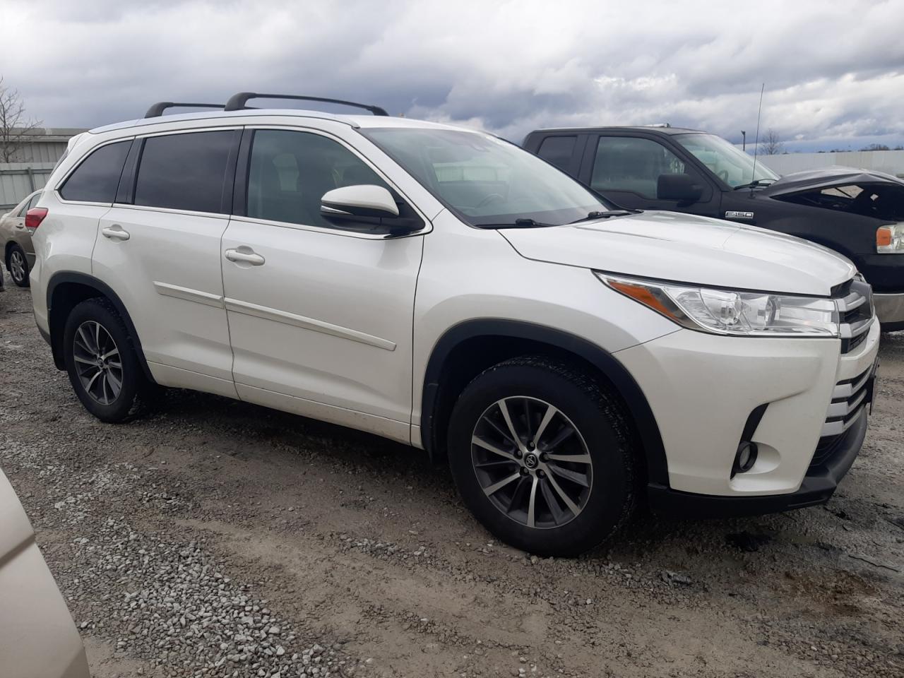 Photo 3 VIN: 5TDJZRFH4JS829521 - TOYOTA HIGHLANDER 