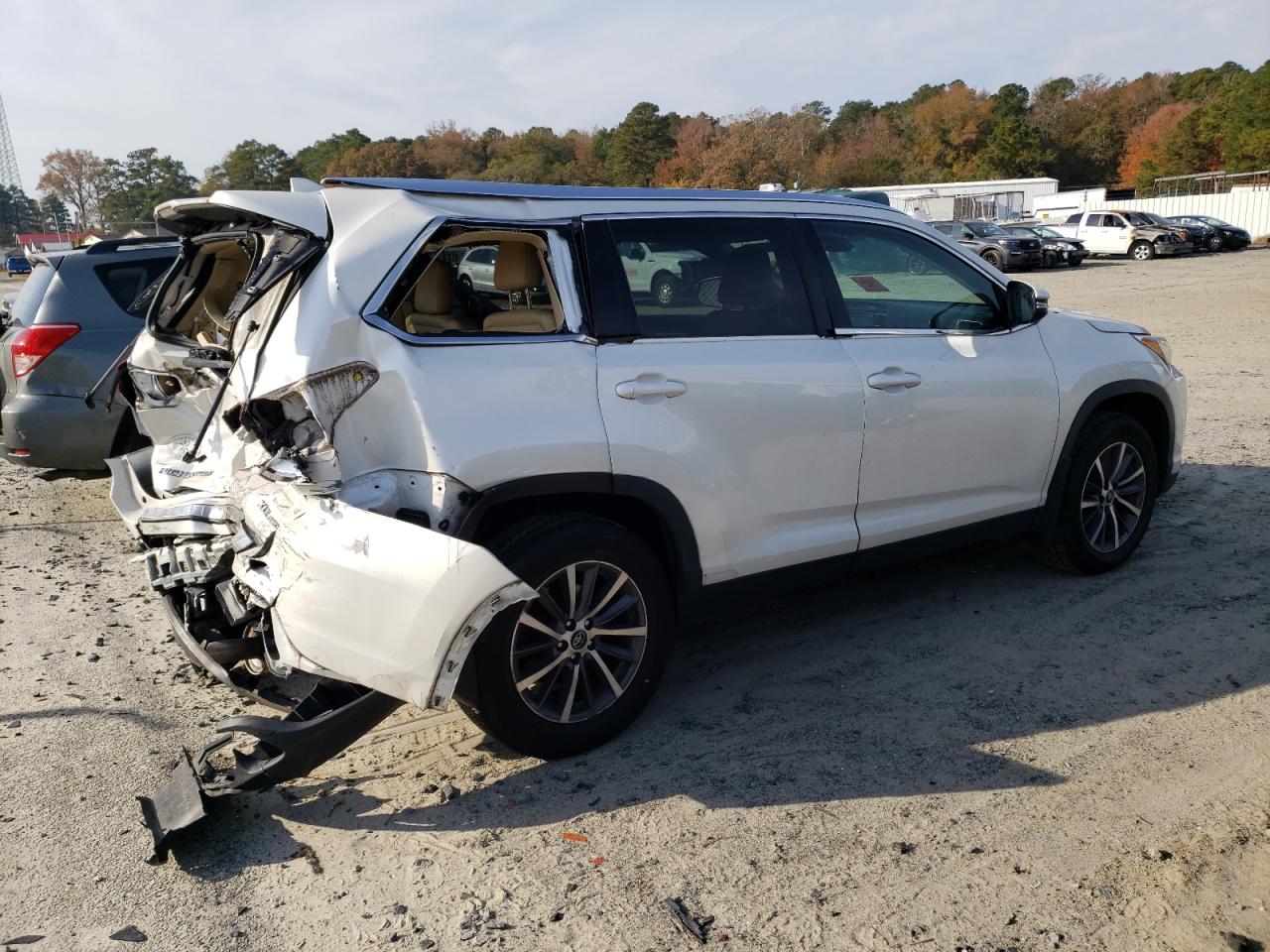 Photo 2 VIN: 5TDJZRFH4KS597388 - TOYOTA HIGHLANDER 