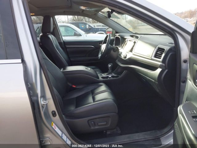 Photo 4 VIN: 5TDJZRFH5JS901360 - TOYOTA HIGHLANDER 