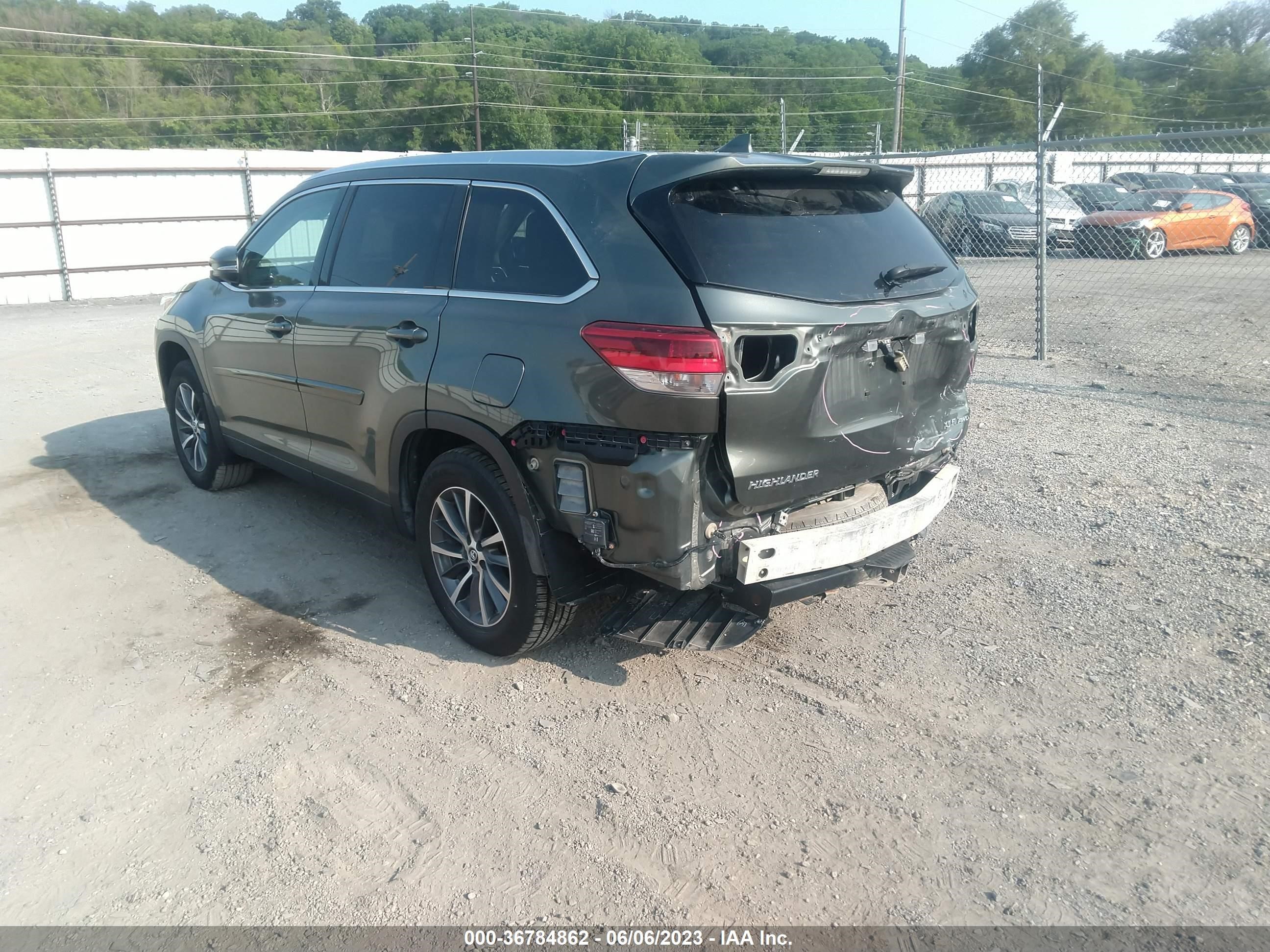 Photo 2 VIN: 5TDJZRFH5KS964993 - TOYOTA HIGHLANDER 