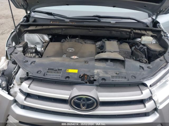 Photo 9 VIN: 5TDJZRFH6JS554332 - TOYOTA HIGHLANDER 