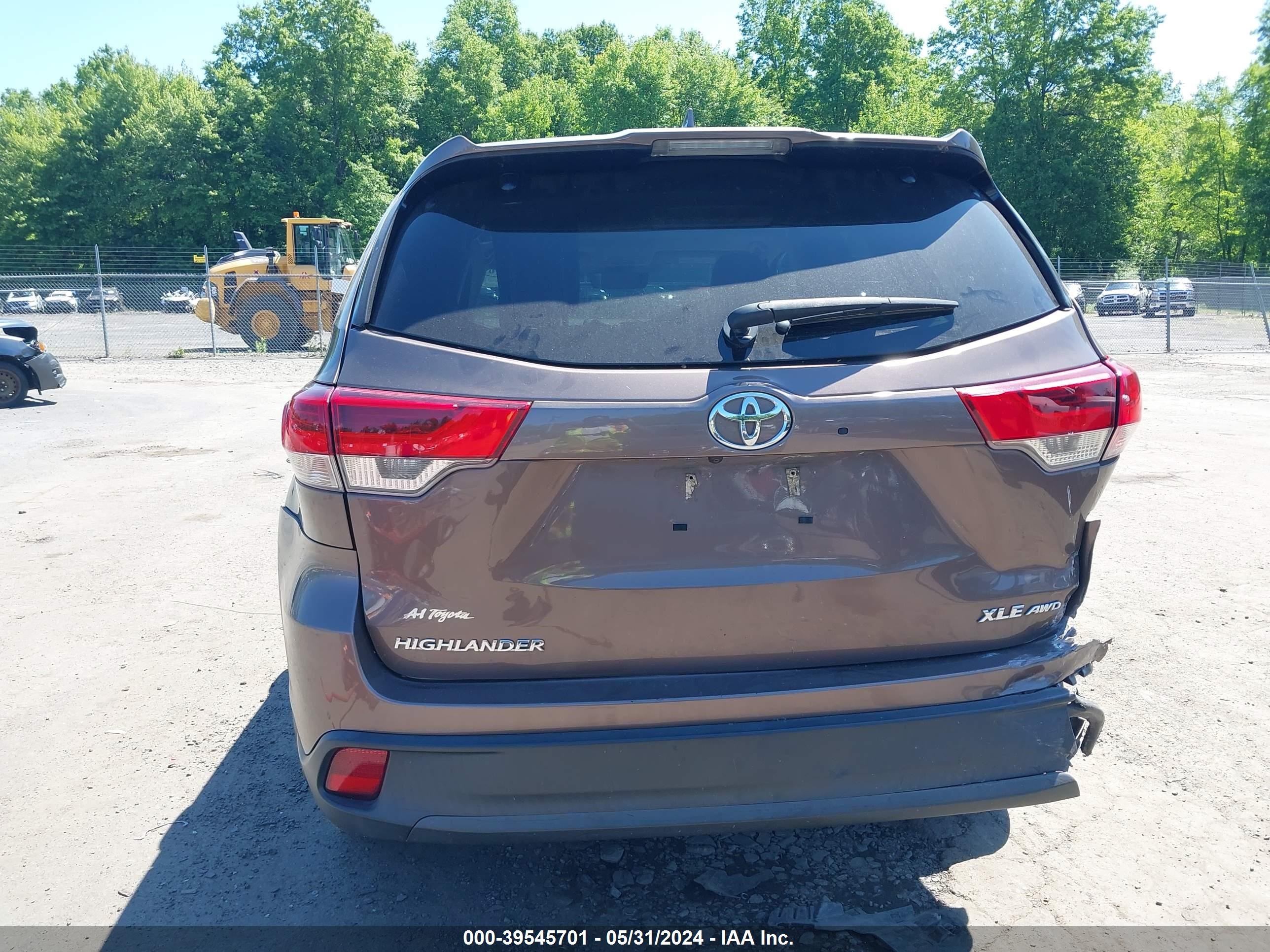 Photo 16 VIN: 5TDJZRFH6JS829049 - TOYOTA HIGHLANDER 