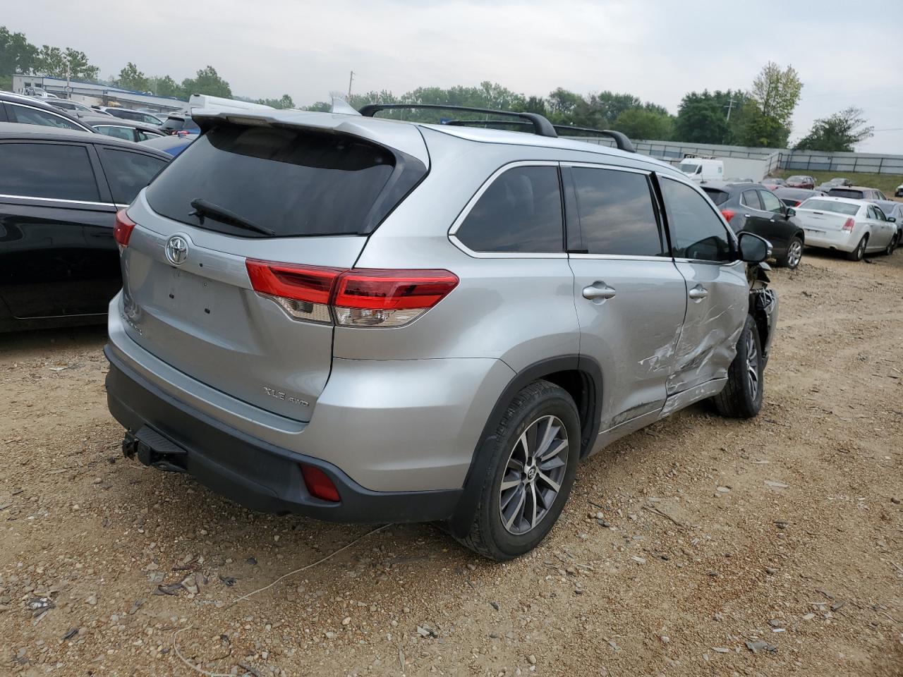 Photo 2 VIN: 5TDJZRFH6JS856963 - TOYOTA HIGHLANDER 