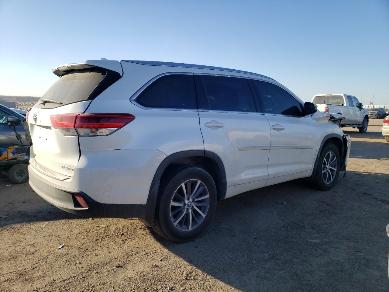 Photo 2 VIN: 5TDJZRFH6JS861130 - TOYOTA HIGHLANDER 