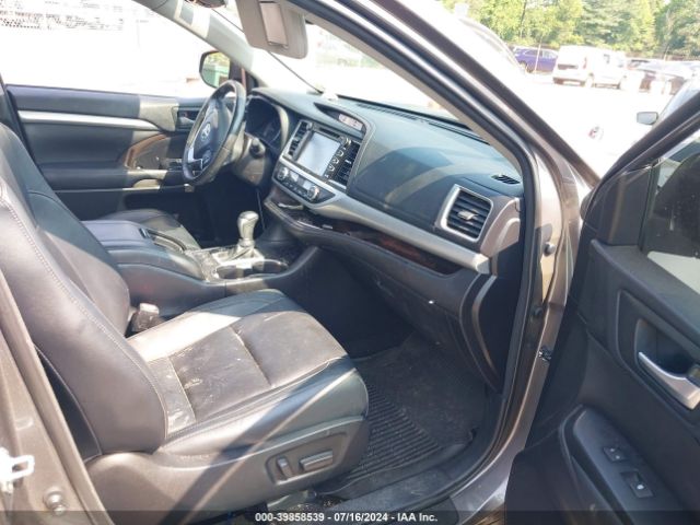 Photo 4 VIN: 5TDJZRFH6JS878025 - TOYOTA HIGHLANDER 