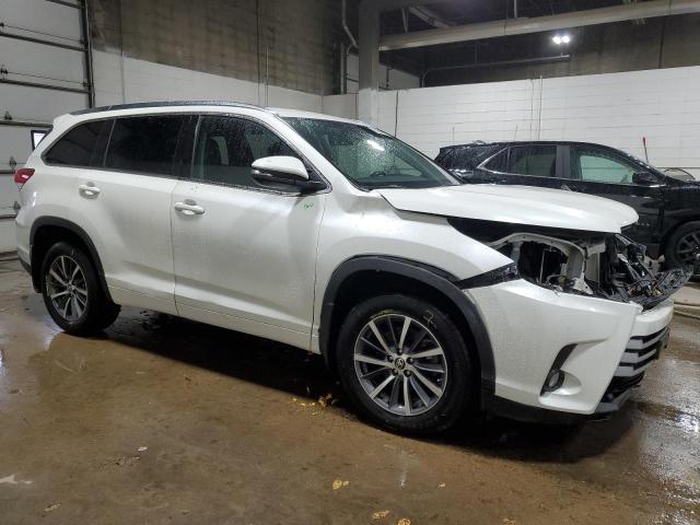 Photo 3 VIN: 5TDJZRFH6JS880857 - TOYOTA HIGHLANDER 