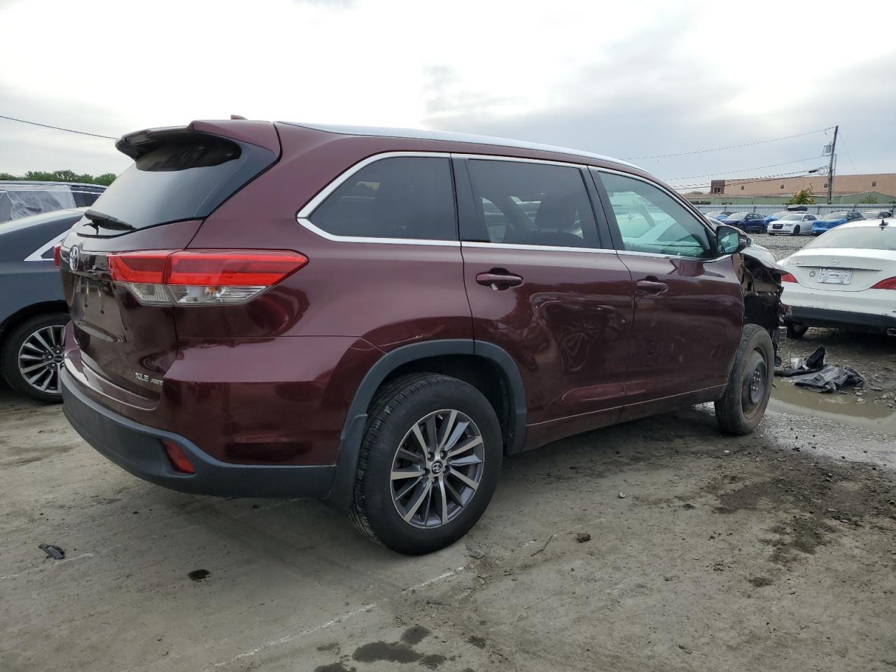 Photo 2 VIN: 5TDJZRFH6JS889168 - TOYOTA HIGHLANDER 