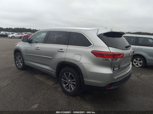 Photo 2 VIN: 5TDJZRFH6JS890112 - TOYOTA HIGHLANDER 