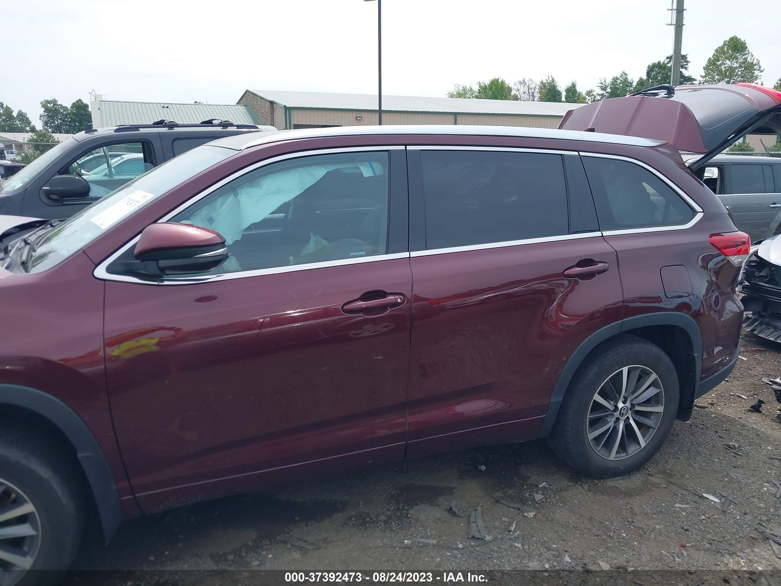 Photo 14 VIN: 5TDJZRFH6JS906776 - TOYOTA HIGHLANDER 