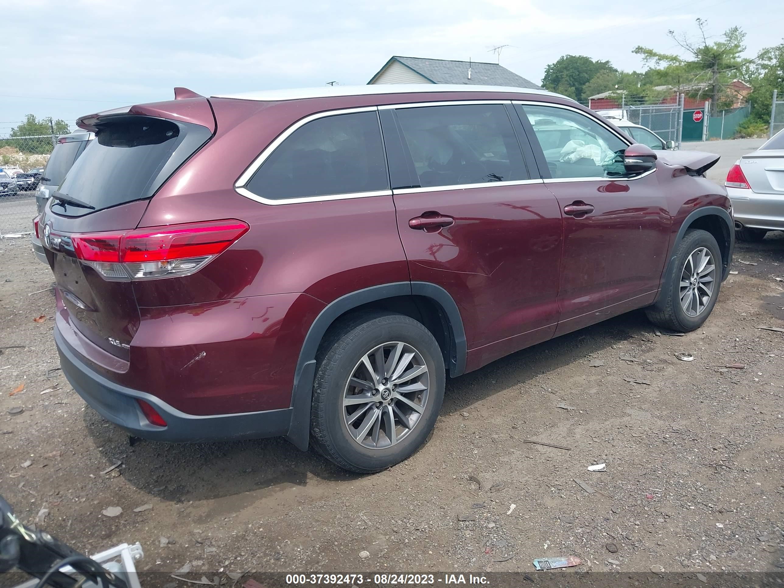 Photo 3 VIN: 5TDJZRFH6JS906776 - TOYOTA HIGHLANDER 