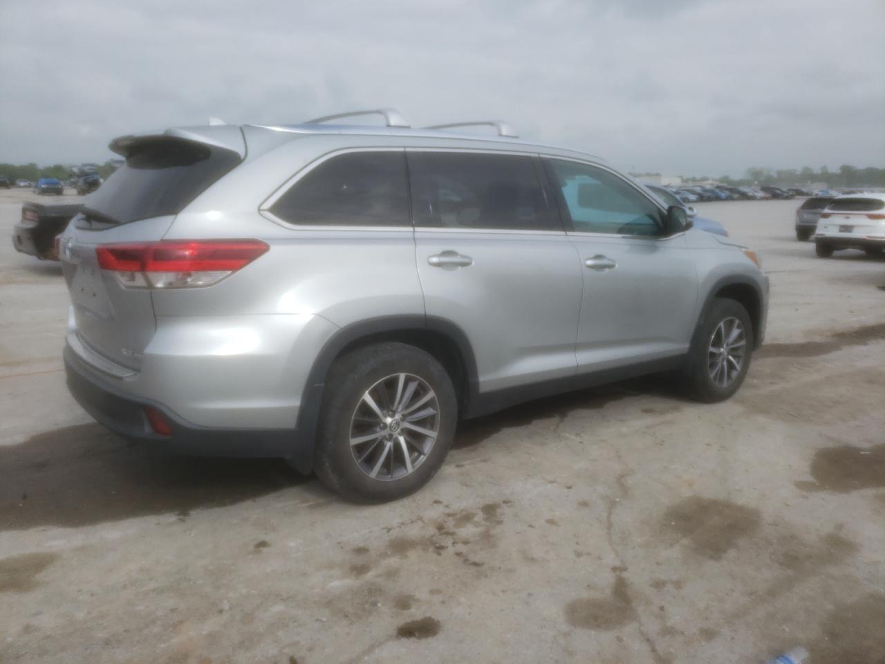 Photo 2 VIN: 5TDJZRFH6KS948897 - TOYOTA HIGHLANDER 