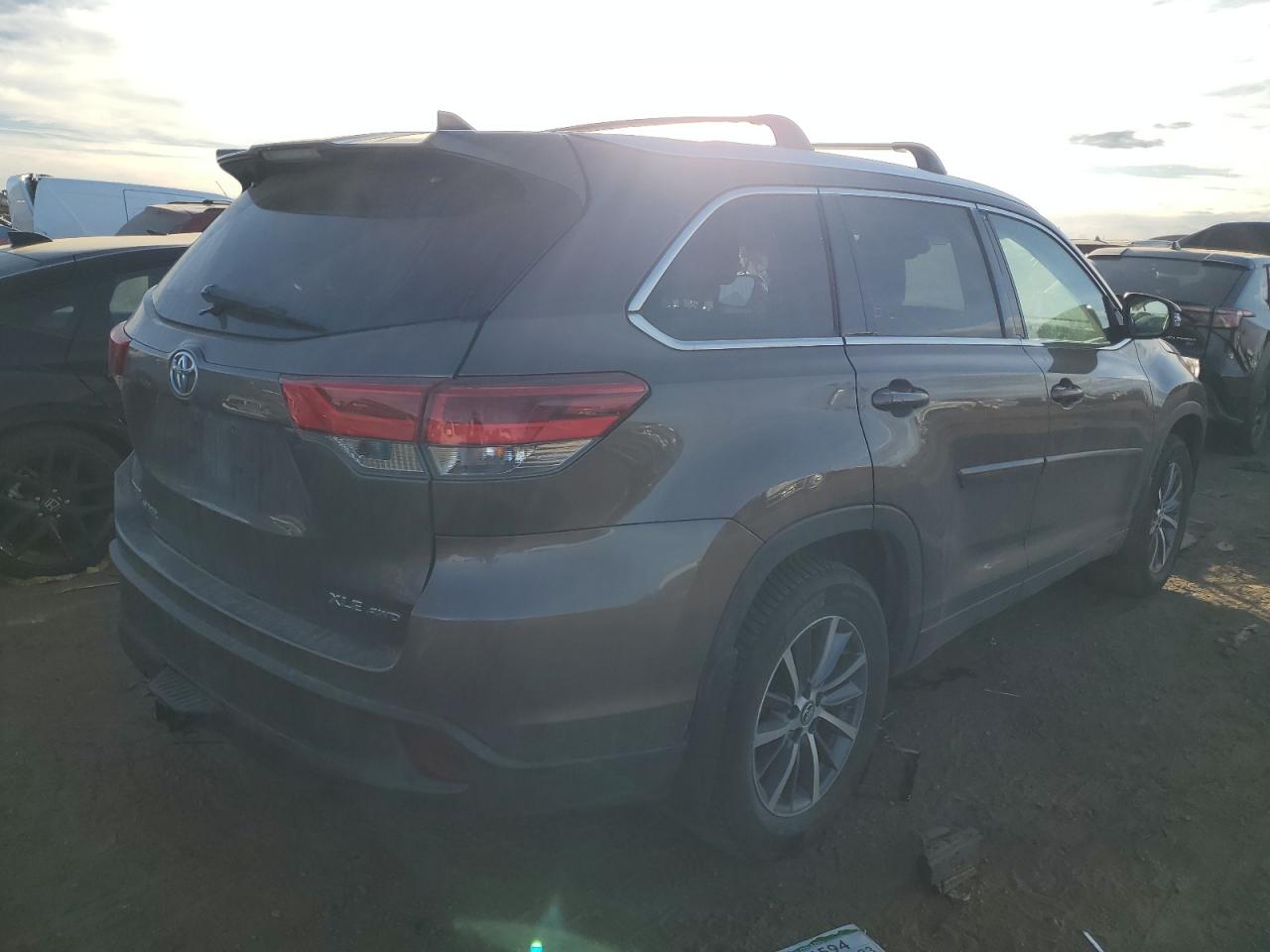 Photo 2 VIN: 5TDJZRFH7HS444433 - TOYOTA HIGHLANDER 