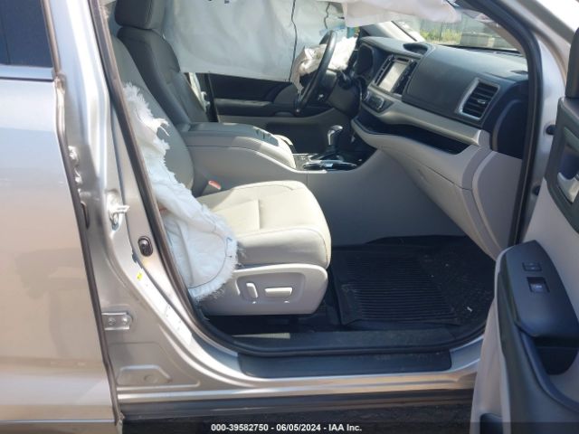 Photo 4 VIN: 5TDJZRFH7JS559331 - TOYOTA HIGHLANDER 