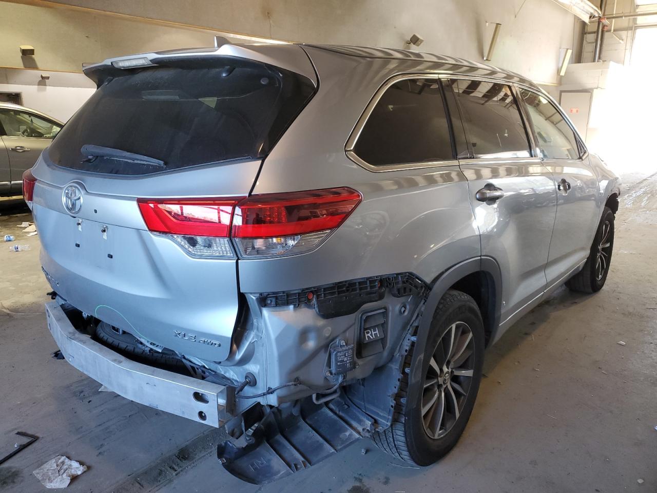 Photo 2 VIN: 5TDJZRFH8HS401218 - TOYOTA HIGHLANDER 