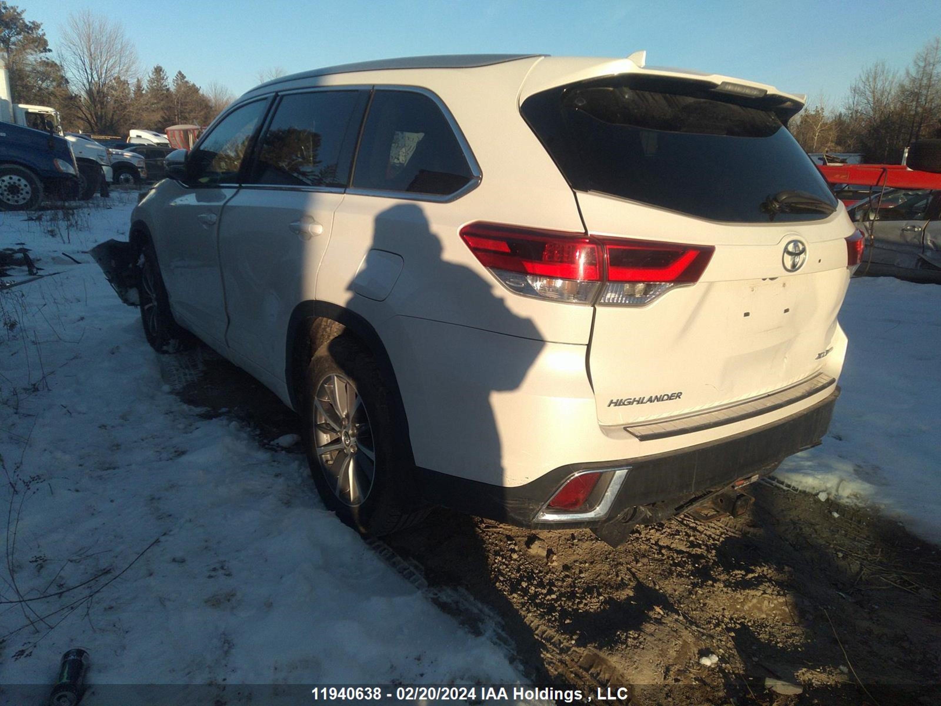 Photo 2 VIN: 5TDJZRFH8JS555059 - TOYOTA HIGHLANDER 