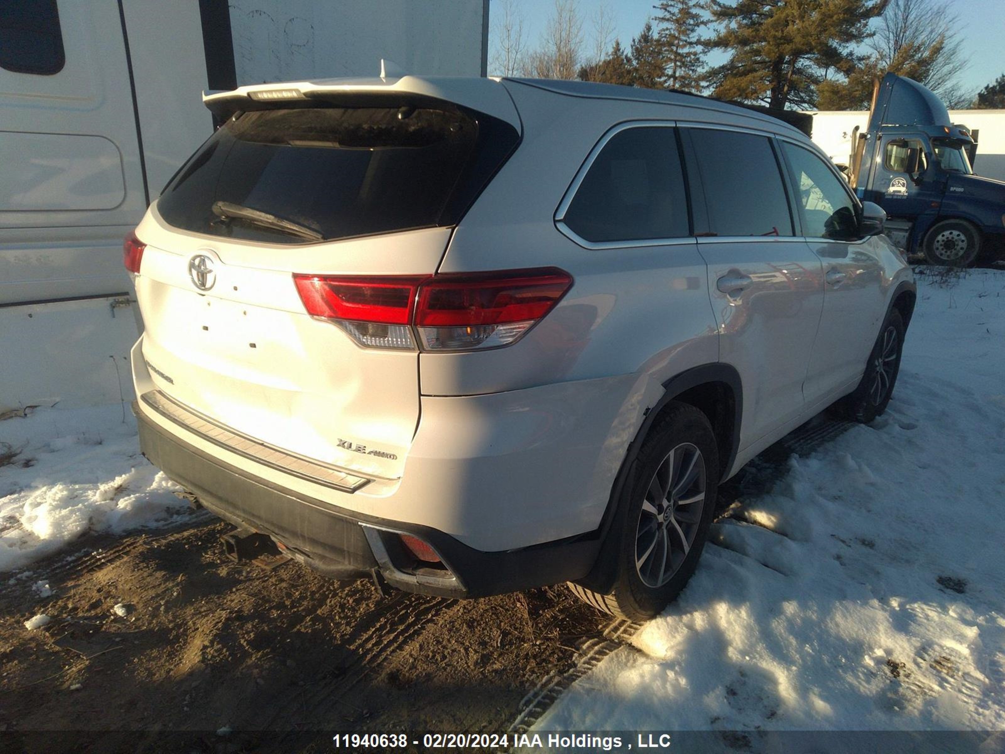 Photo 3 VIN: 5TDJZRFH8JS555059 - TOYOTA HIGHLANDER 