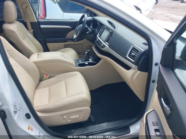 Photo 4 VIN: 5TDJZRFH8JS559533 - TOYOTA HIGHLANDER 