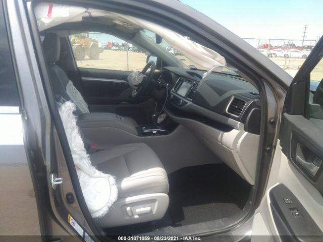 Photo 4 VIN: 5TDJZRFH8JS560164 - TOYOTA HIGHLANDER 