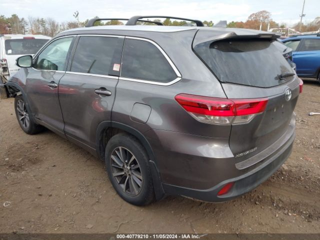 Photo 2 VIN: 5TDJZRFH8JS561217 - TOYOTA HIGHLANDER 