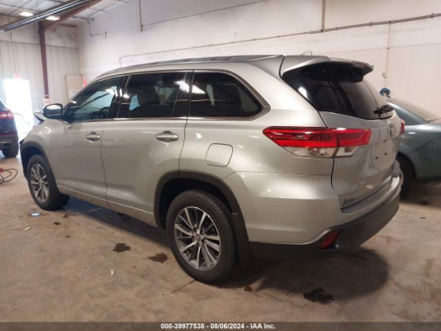 Photo 2 VIN: 5TDJZRFH8JS561864 - TOYOTA HIGHLANDER 