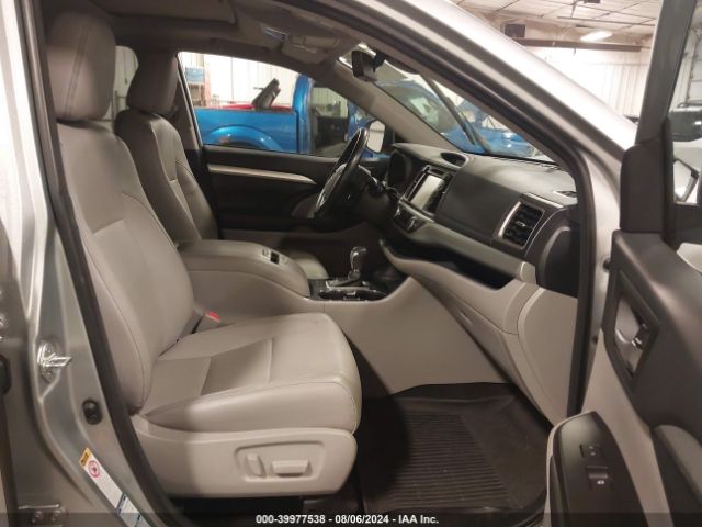 Photo 4 VIN: 5TDJZRFH8JS561864 - TOYOTA HIGHLANDER 