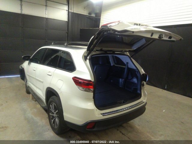 Photo 2 VIN: 5TDJZRFH8JS817372 - TOYOTA HIGHLANDER 