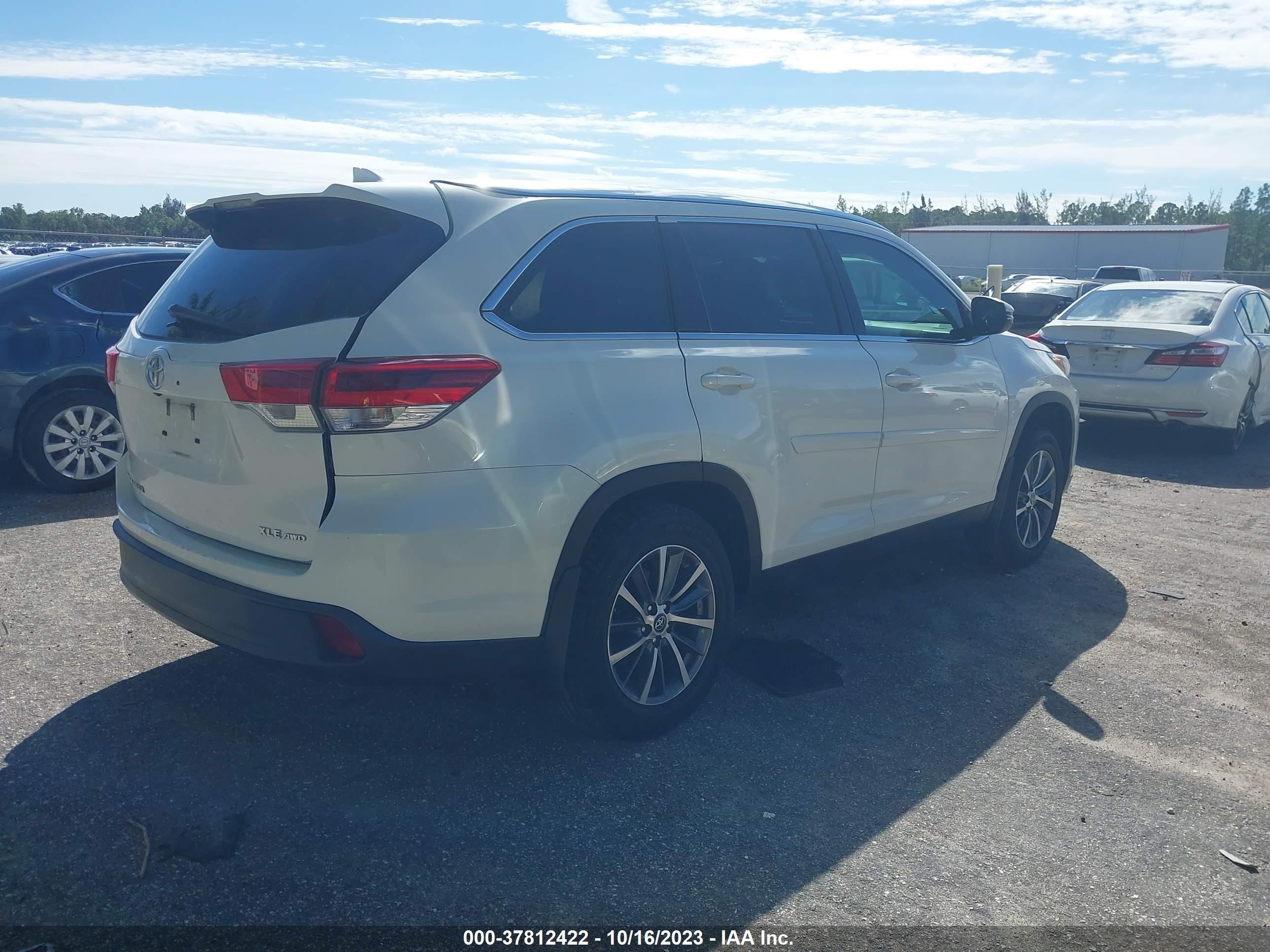 Photo 3 VIN: 5TDJZRFH8KS589861 - TOYOTA HIGHLANDER 