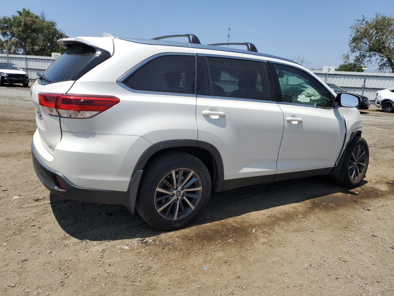 Photo 2 VIN: 5TDJZRFH8KS596888 - TOYOTA HIGHLANDER 