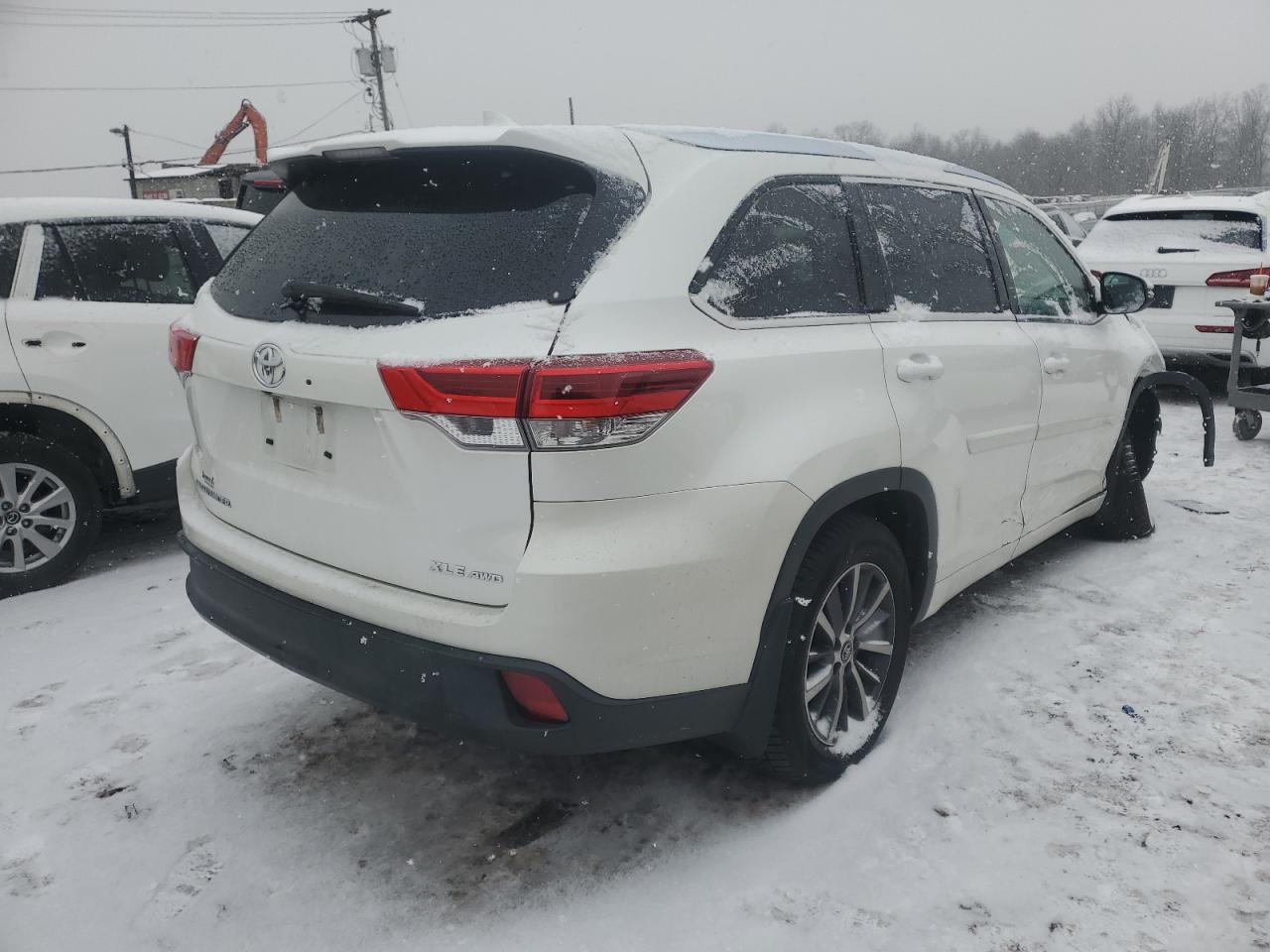 Photo 2 VIN: 5TDJZRFH9HS472394 - TOYOTA HIGHLANDER 