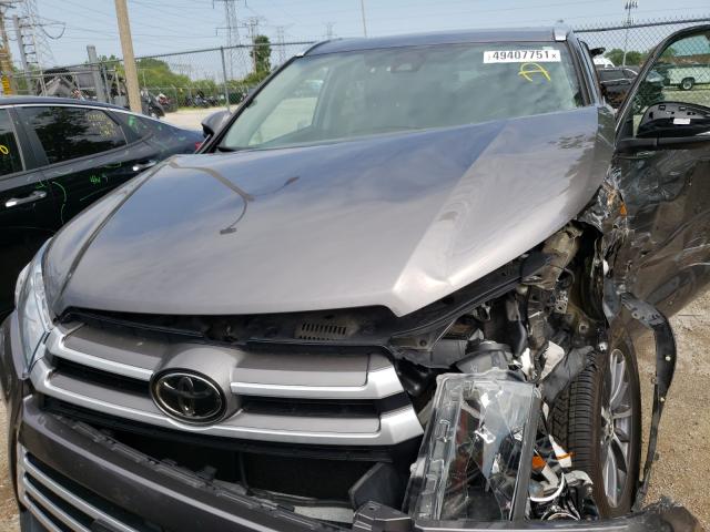 Photo 6 VIN: 5TDJZRFH9JS526430 - TOYOTA HIGHLANDER 