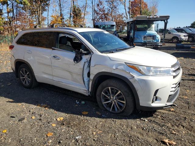 Photo 3 VIN: 5TDJZRFH9JS885311 - TOYOTA HIGHLANDER 