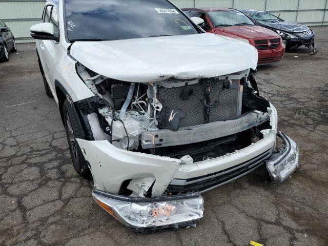 Photo 8 VIN: 5TDJZRFH9JS891853 - TOYOTA HIGHLANDER 