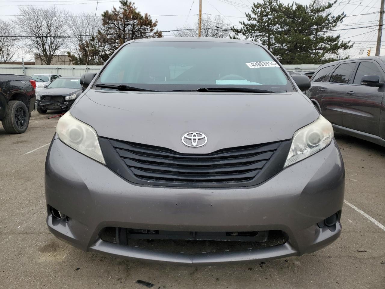 Photo 4 VIN: 5TDKA3DC1BS005669 - TOYOTA SIENNA 