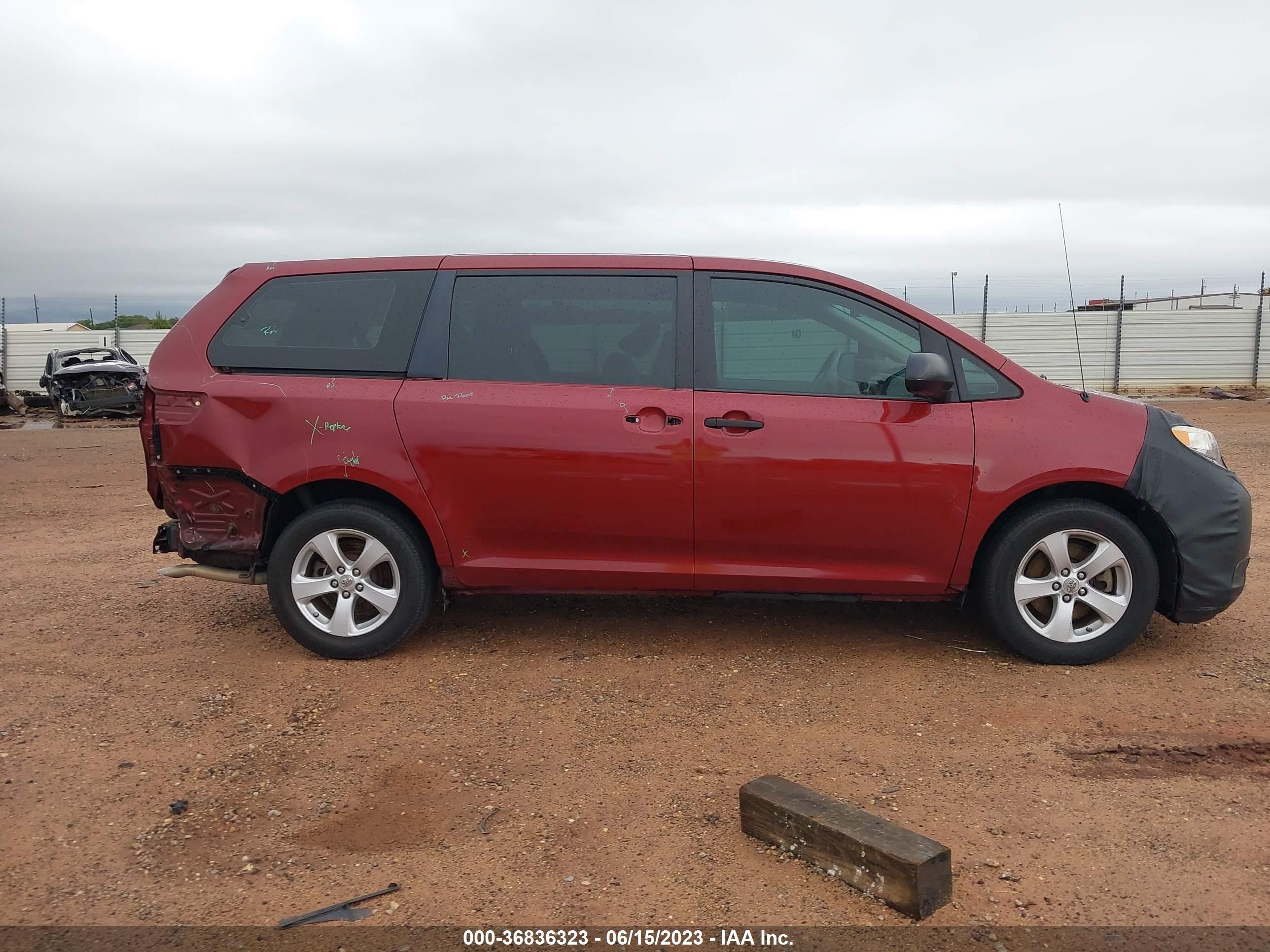 Photo 13 VIN: 5TDKA3DC1CS011618 - TOYOTA SIENNA 