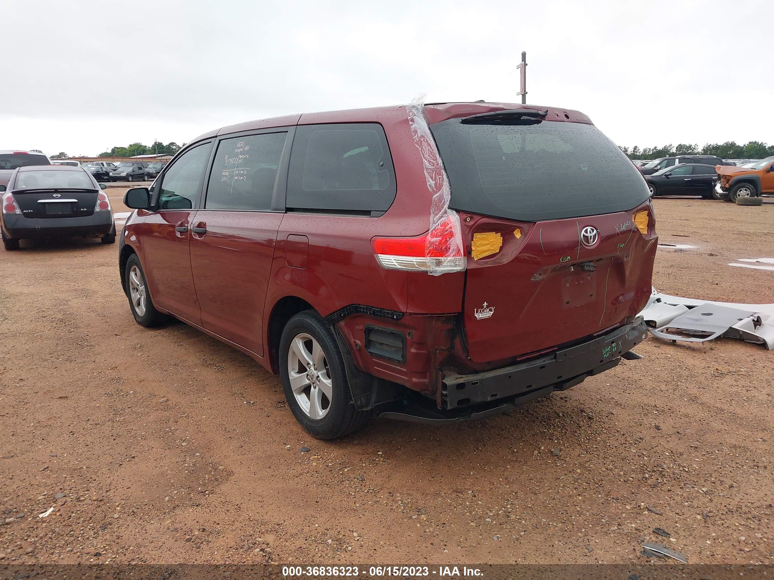 Photo 2 VIN: 5TDKA3DC1CS011618 - TOYOTA SIENNA 