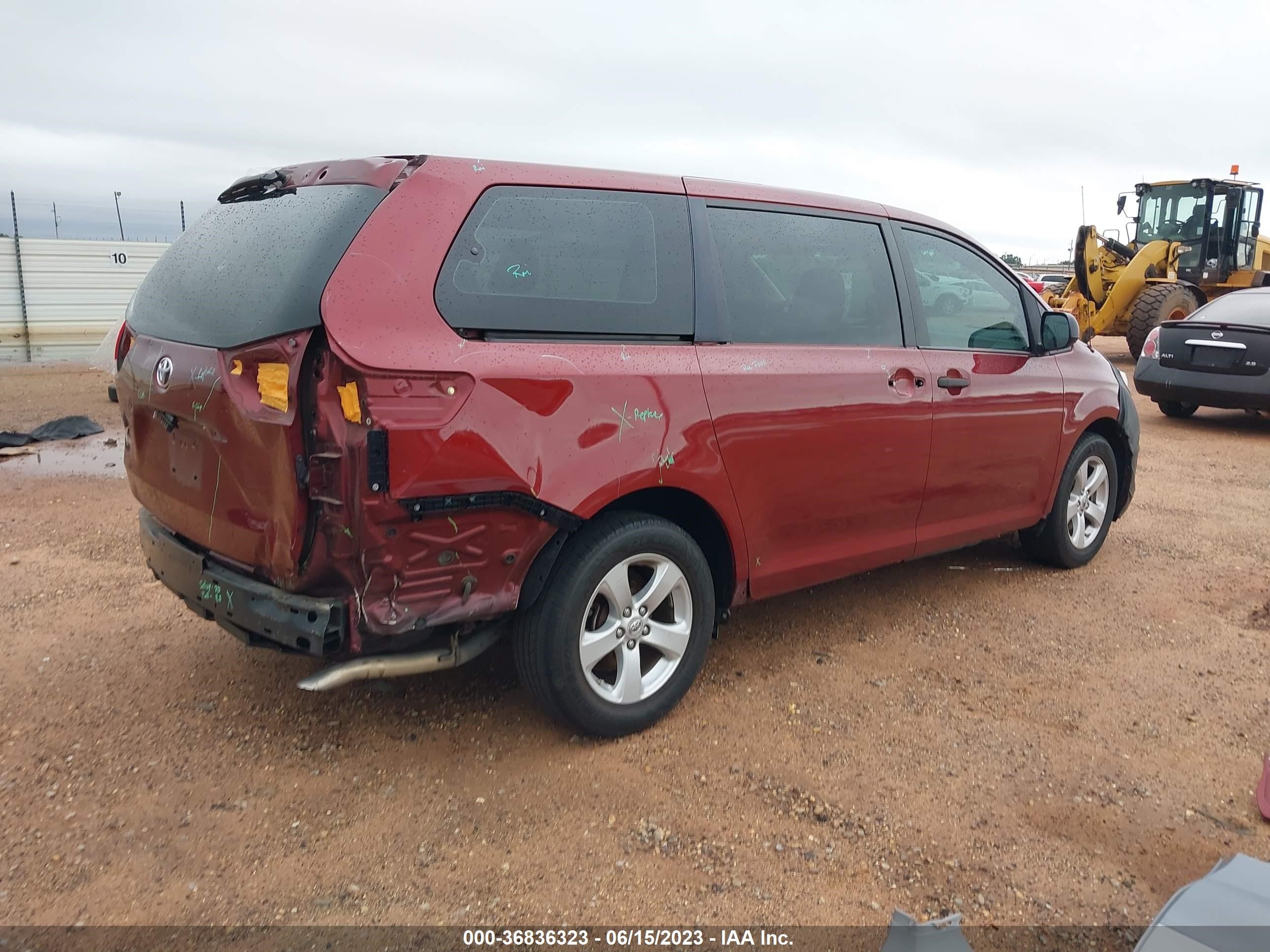 Photo 3 VIN: 5TDKA3DC1CS011618 - TOYOTA SIENNA 