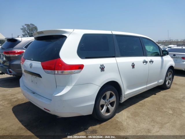 Photo 3 VIN: 5TDKA3DC2BS005356 - TOYOTA SIENNA 