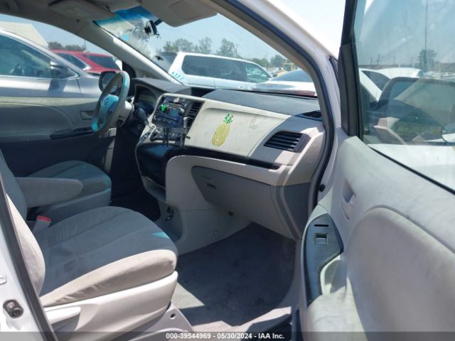 Photo 4 VIN: 5TDKA3DC2BS005356 - TOYOTA SIENNA 