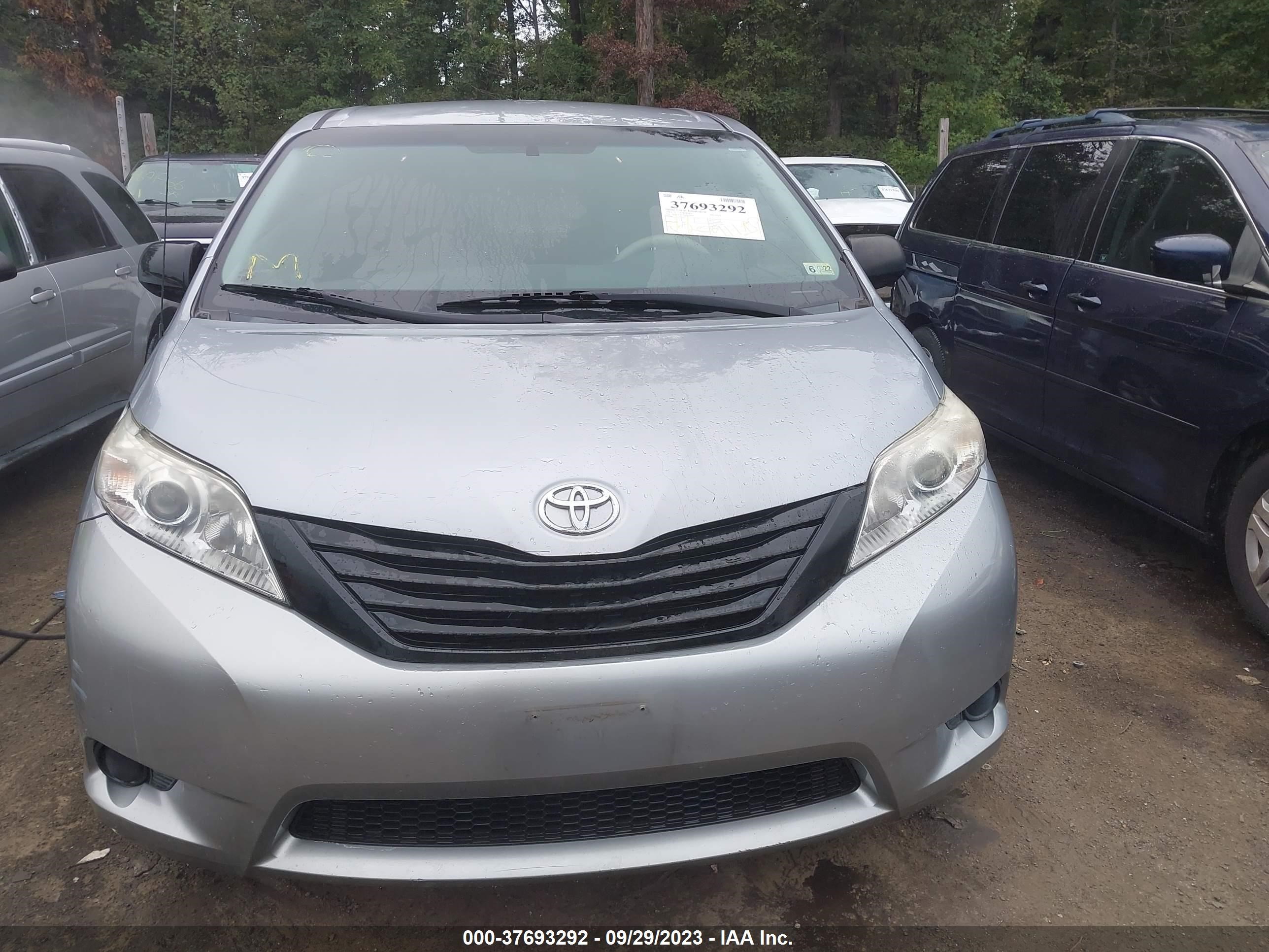 Photo 11 VIN: 5TDKA3DC2BS009066 - TOYOTA SIENNA 