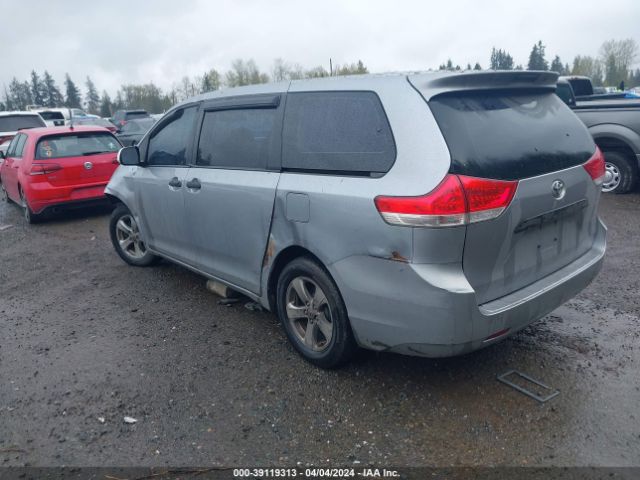 Photo 2 VIN: 5TDKA3DC2CS010557 - TOYOTA SIENNA 