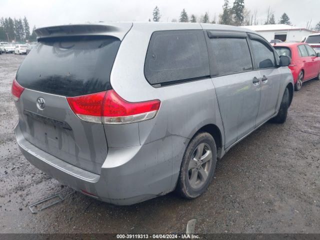 Photo 3 VIN: 5TDKA3DC2CS010557 - TOYOTA SIENNA 