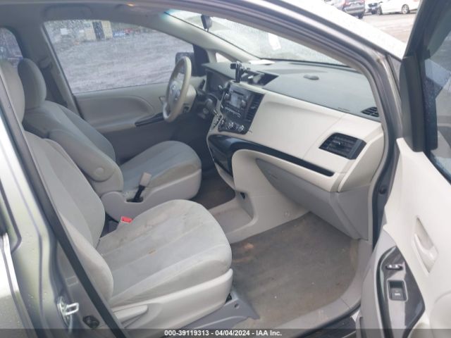 Photo 4 VIN: 5TDKA3DC2CS010557 - TOYOTA SIENNA 