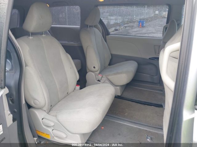 Photo 7 VIN: 5TDKA3DC2CS010557 - TOYOTA SIENNA 