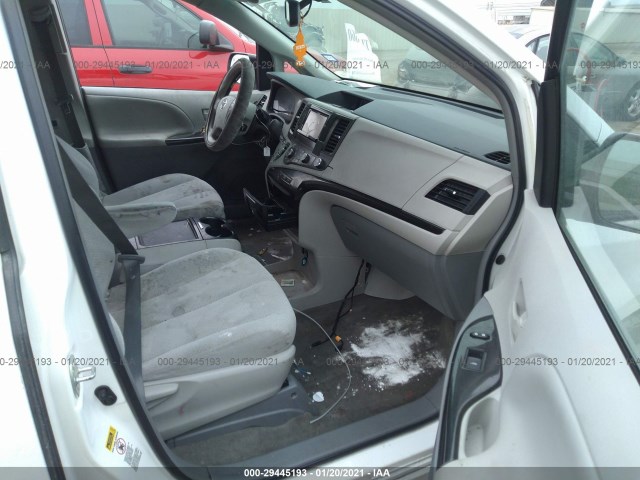 Photo 4 VIN: 5TDKA3DC3CS010647 - TOYOTA SIENNA 