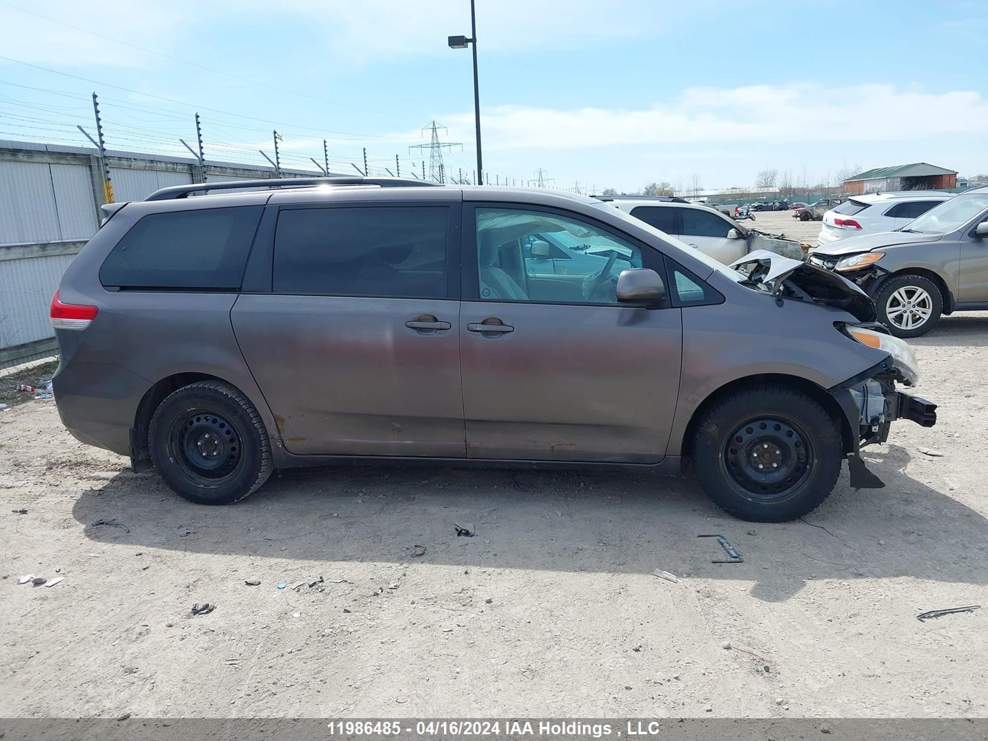 Photo 13 VIN: 5TDKA3DC4BS004273 - TOYOTA SIENNA 