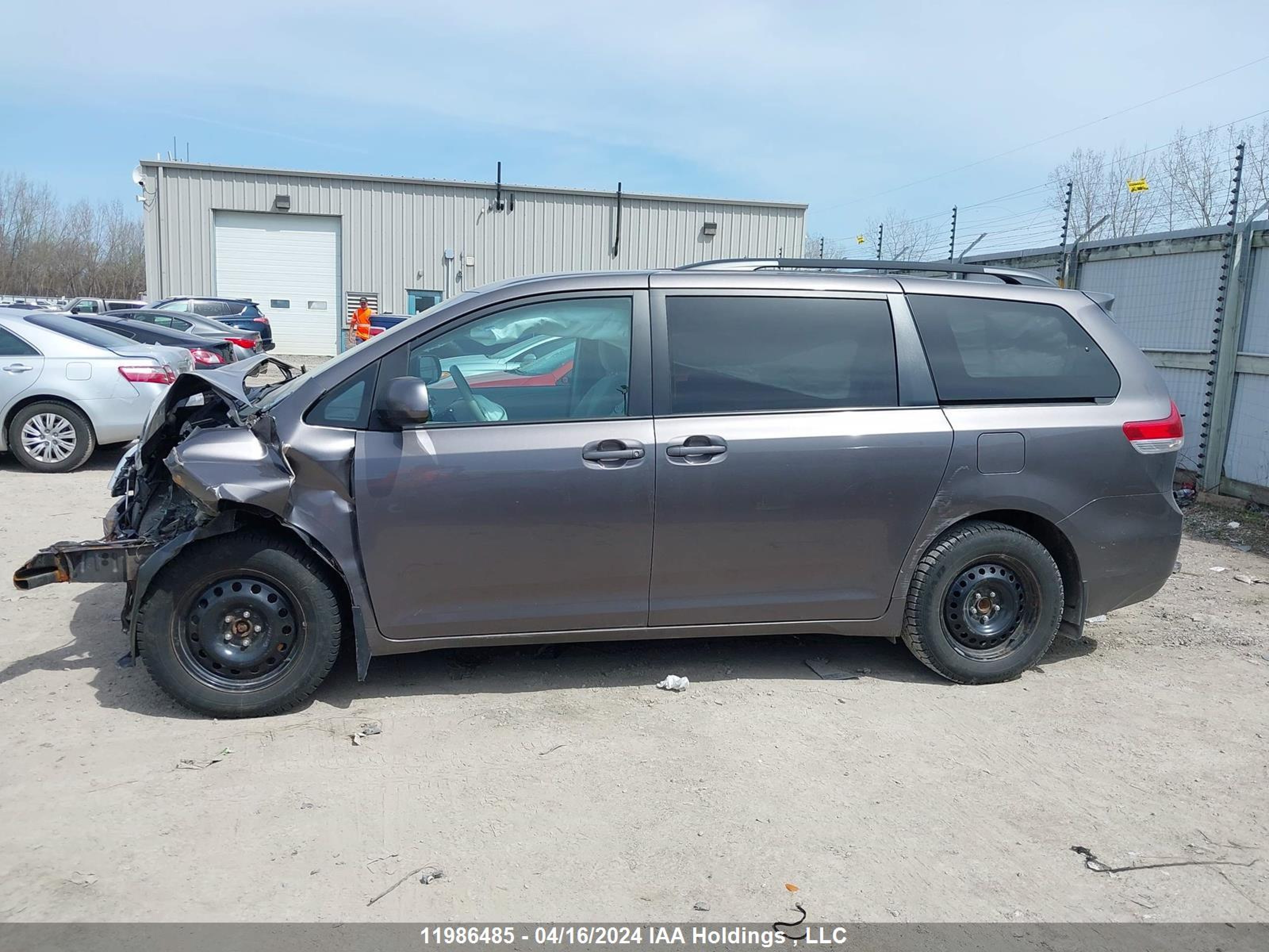 Photo 14 VIN: 5TDKA3DC4BS004273 - TOYOTA SIENNA 