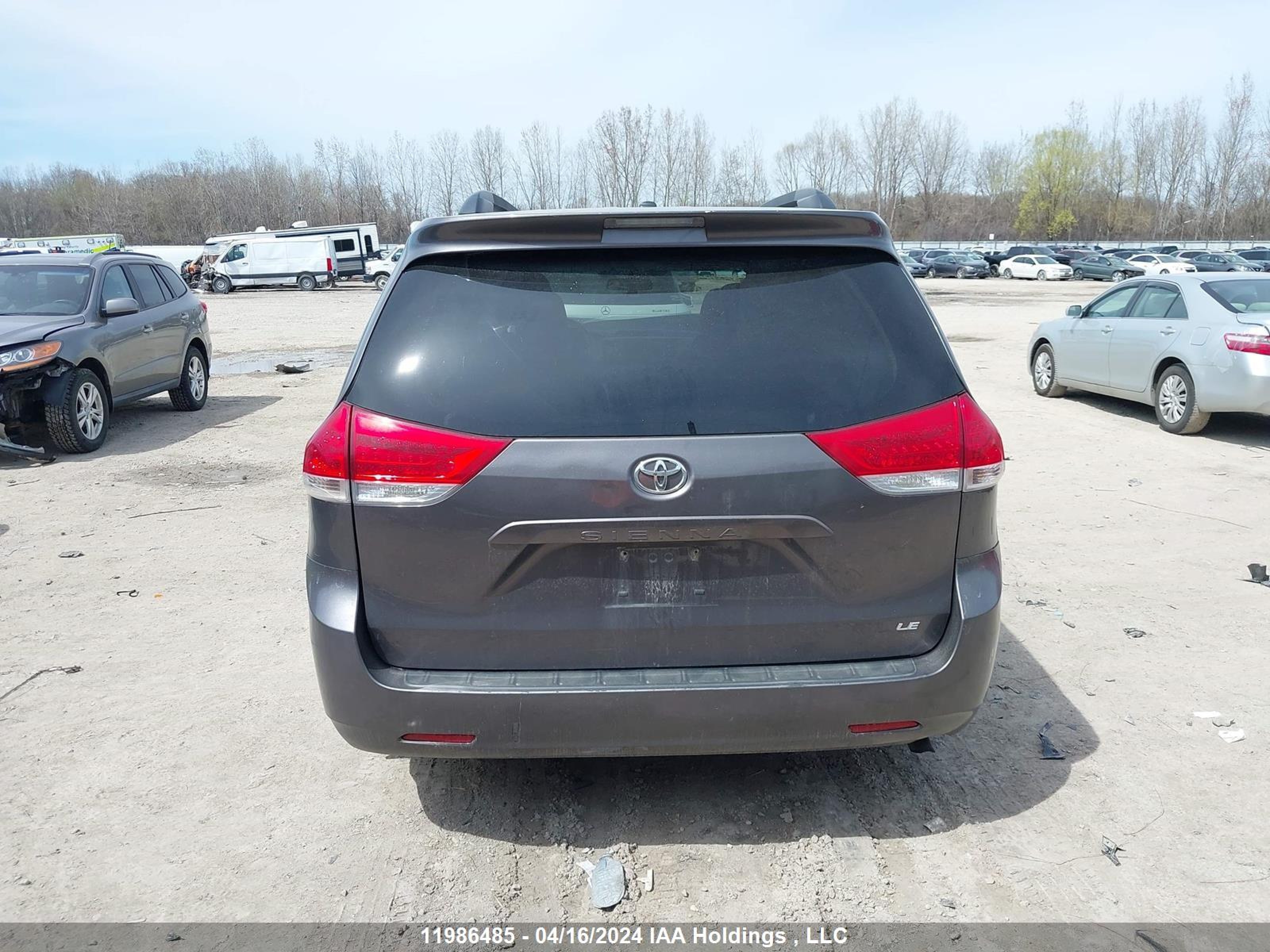 Photo 16 VIN: 5TDKA3DC4BS004273 - TOYOTA SIENNA 